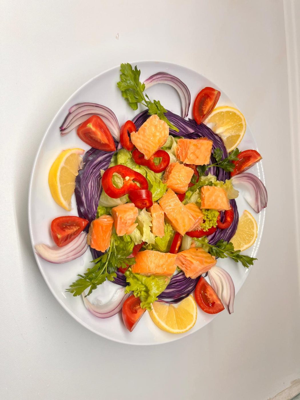 Somonlu Salata Sunumu — Fırtına Ekolojik Tarım